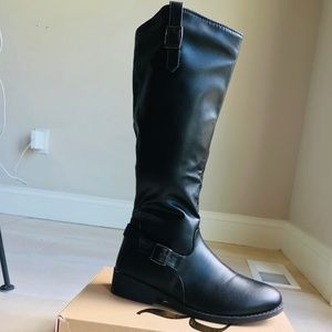 Black riding boot with buckles